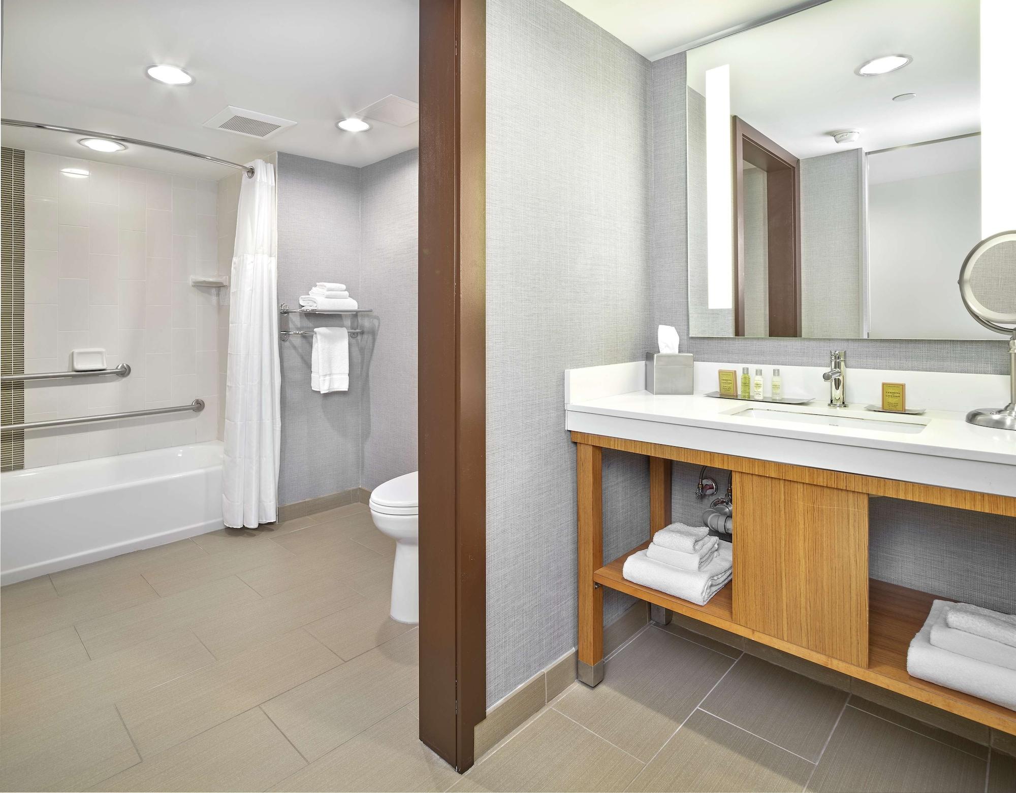 Hotel Doubletree By Hilton Edmonton Downtown Extérieur photo