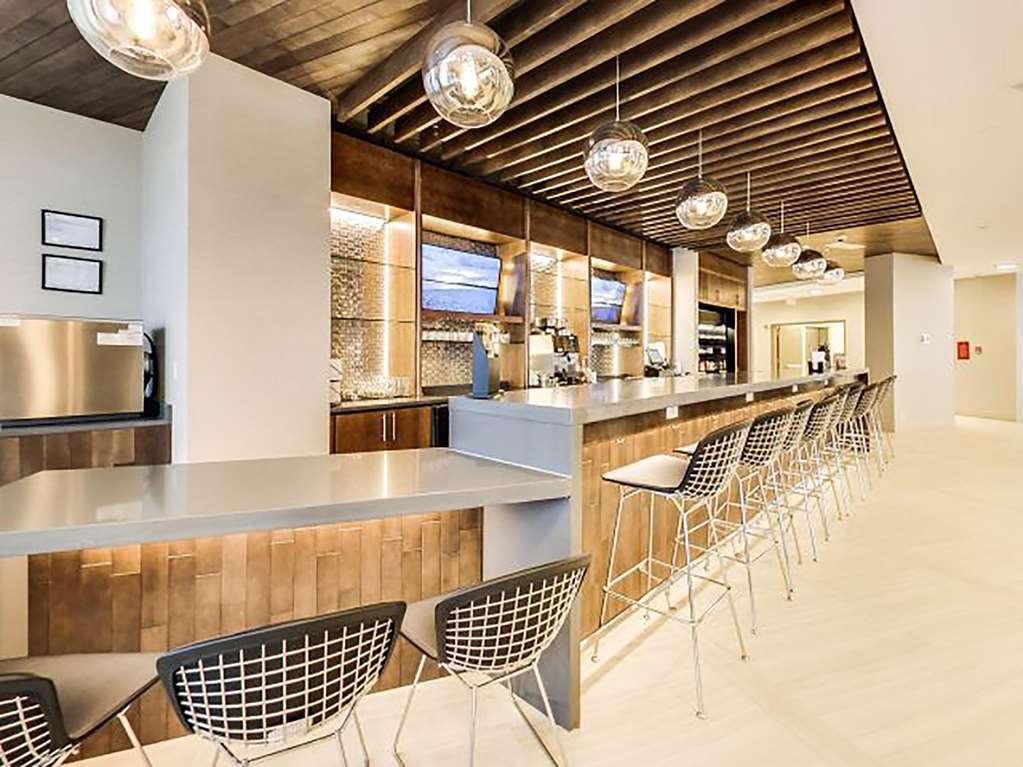 Hotel Doubletree By Hilton Edmonton Downtown Restaurant photo